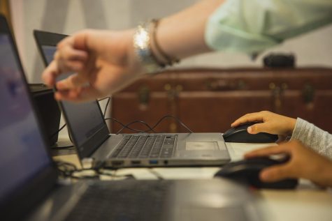 Should we rely on computers for our education? 