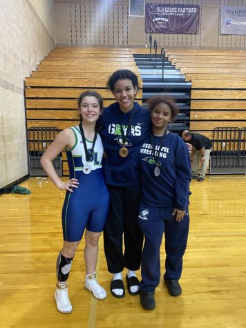 JR. Margot Nestor (Left), SOPH. Lily Silvera (Middle), Jiselle Riley (Right)
twitter: @g_l_athletics