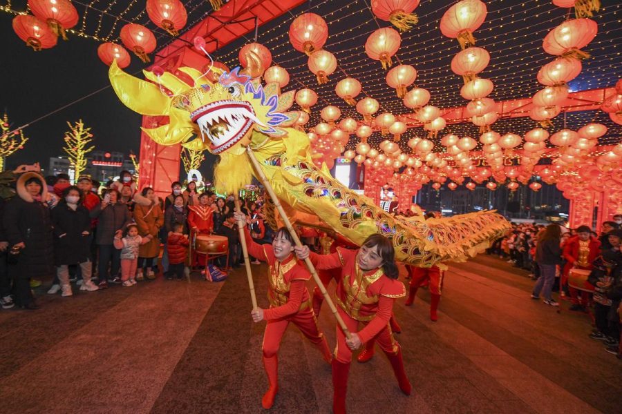 Folk+artists+perform+dragon+dance+during+a+lantern+show+to+celebrate+the+Lantern+Festival+at+a+shopping+mall+on+February+26%2C+2021+in+Changsha%2C+Hunan+Province+of+China.+