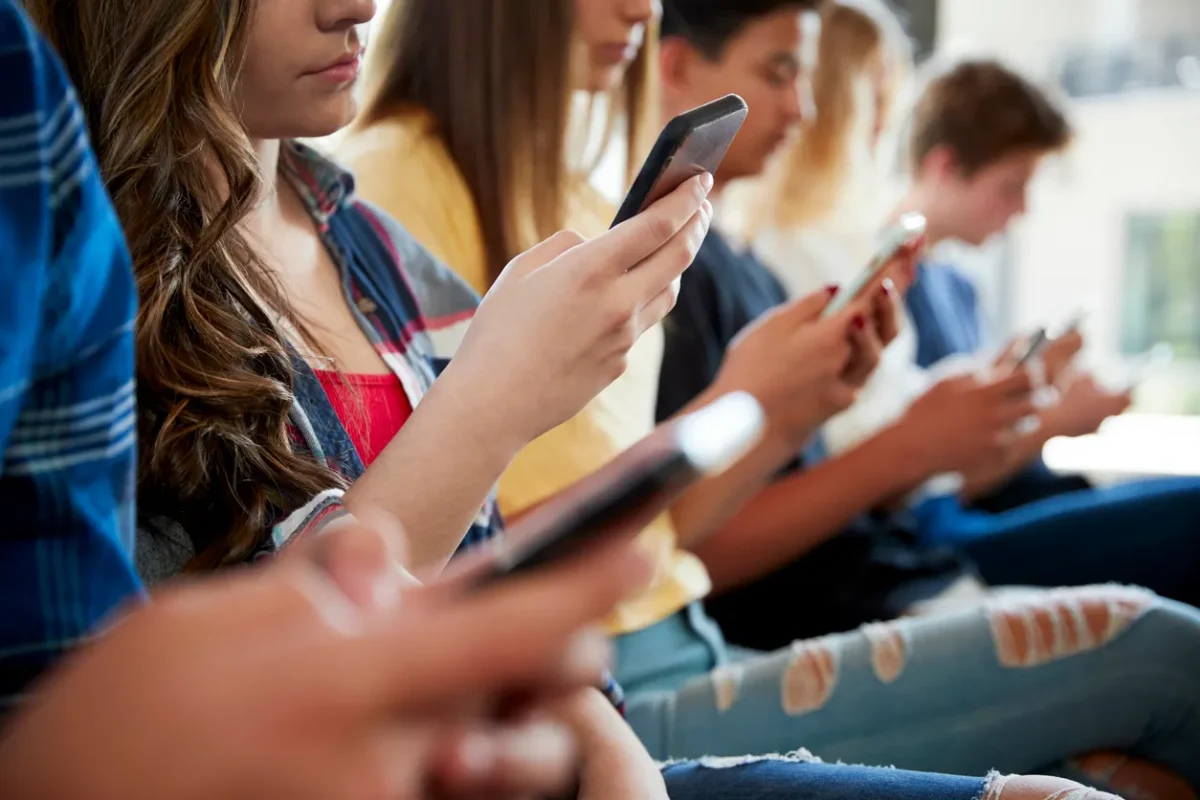 Should Schools Ban Phone Usage?